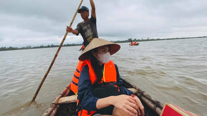 Dự định chỉ đến Huế vài ngày, nhưng Thủy Tiên đã đến tận Quảng Bình, Quảng Trị để giúp đỡ người dân. (Ảnh: NVCC) Lợi dụng Thủy Tiên để trục lợi, kẻ lừa đảo có thể nhận án chung thân ảnh 3