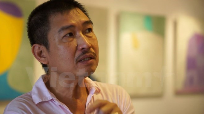 Họa sỹ Lê Thiết Cương. (Ảnh: PV/Vietnam+) Lê Thiết Cương và những thể nghiệm mới với tranh tối giản ảnh 1