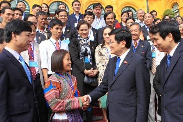 Cô giáo người Mông “phù phép” rơm rạ thành búp bê ảnh 1