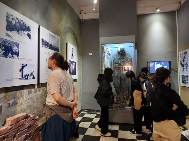 Triển lãm 'Khoảng lặng': Chuyện chưa kể về phi công Mỹ tại Việt Nam ảnh 1