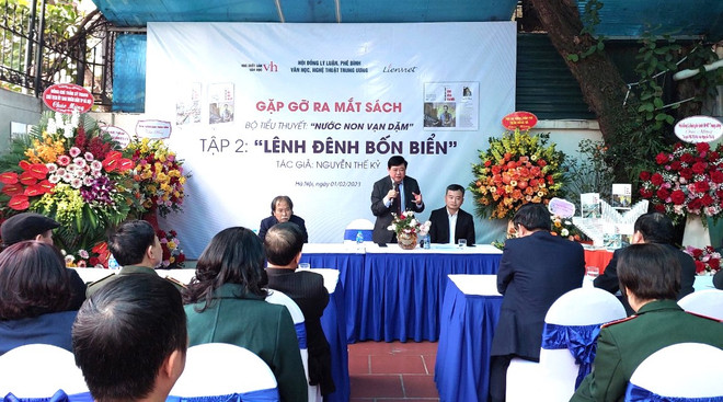 'Lênh đênh bốn biển': Hành trình 30 năm Bác Hồ 'đi tìm hình của nước' ảnh 1