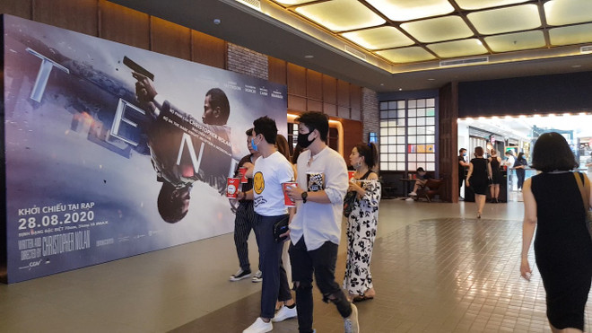 Khán giả trẻ trở lại rạp chiếu sau làn sóng đại dịch COVID-19 đầu tiên, năm 2020. (Ảnh minh họa: Minh Anh/Vietnam+) Nhìn từ ‘Nhà bà Nữ,’ phim Việt có thể hướng tới giấc mơ 'ngàn tỷ'? ảnh 2