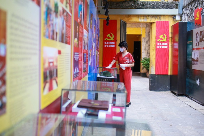 Yêu cầu du khách đeo khẩu trang trước khi vào bảo tàng, di tích ảnh 1