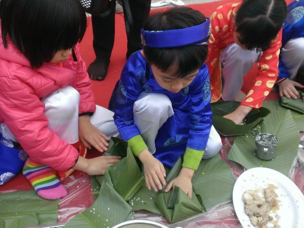 Học sinh Hà Nội náo nức gói bánh chưng đón Tết Ất Mùi ảnh 1