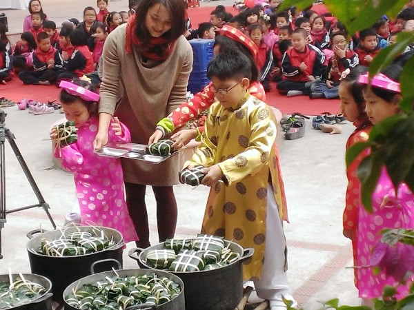 Học sinh Hà Nội náo nức gói bánh chưng đón Tết Ất Mùi ảnh 9