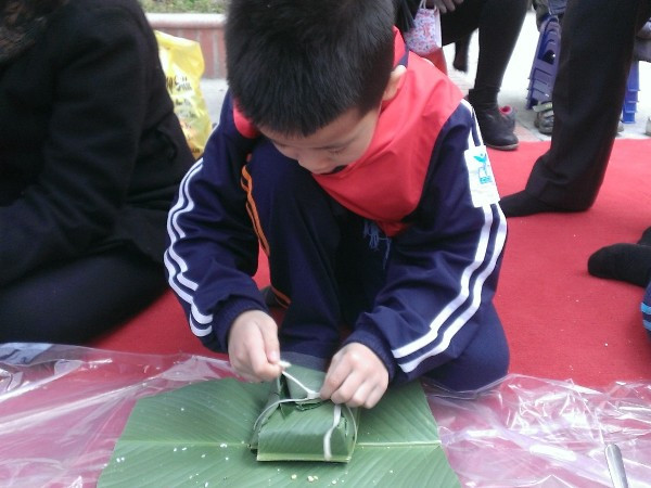 Học sinh Hà Nội náo nức gói bánh chưng đón Tết Ất Mùi ảnh 5