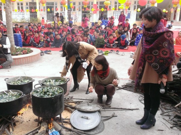 Học sinh Hà Nội náo nức gói bánh chưng đón Tết Ất Mùi ảnh 10