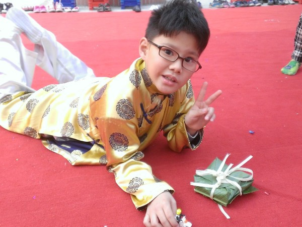 Học sinh Hà Nội náo nức gói bánh chưng đón Tết Ất Mùi ảnh 6