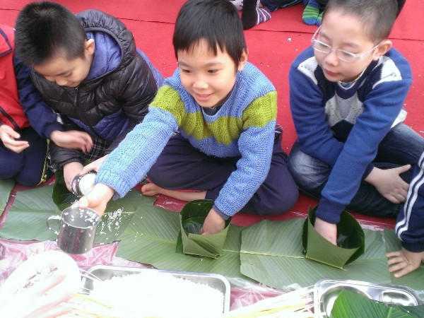 Học sinh Hà Nội náo nức gói bánh chưng đón Tết Ất Mùi ảnh 3