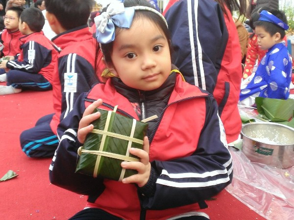 Học sinh Hà Nội náo nức gói bánh chưng đón Tết Ất Mùi ảnh 7