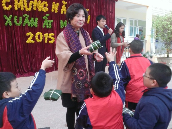 Học sinh Hà Nội náo nức gói bánh chưng đón Tết Ất Mùi ảnh 8