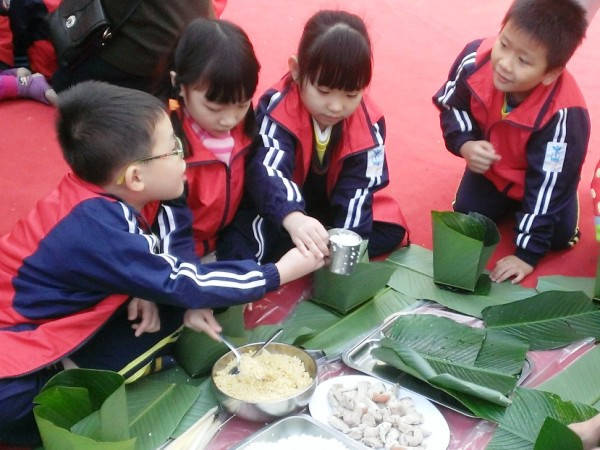 Học sinh Hà Nội náo nức gói bánh chưng đón Tết Ất Mùi ảnh 4