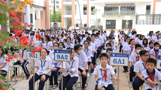 Ngành giáo dục Thủ đô đã có năm học đạt nhiều thành tích ấn tượng. (Ảnh: PV/Vietnam+) Bộ GD-ĐT đề nghị Hà Nội chấm dứt cảnh phụ huynh xếp hàng đêm nộp hồ sơ ảnh 2