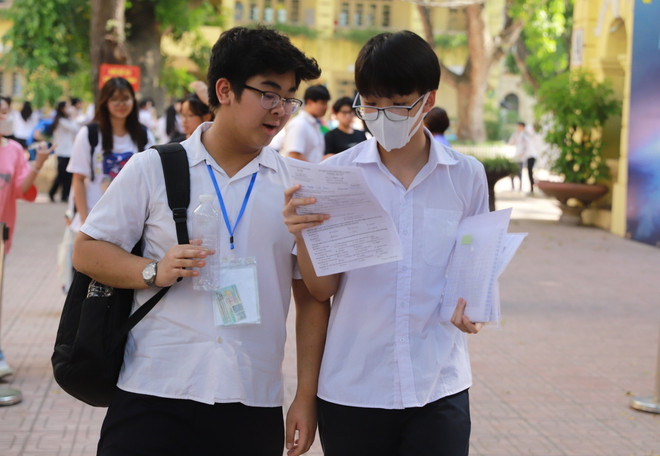 Học sinh Hà Nội dự thi vào lớp 10. (Ảnh: Việt Anh/Vietnam+) Bộ GD-ĐT đề nghị Hà Nội chấm dứt cảnh phụ huynh xếp hàng đêm nộp hồ sơ ảnh 1