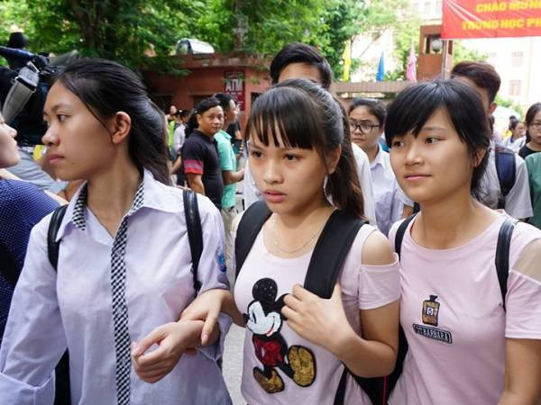 Thí sinh nhăn nhó vì đề thi môn Hoá học vừa khó vừa dài ảnh 1