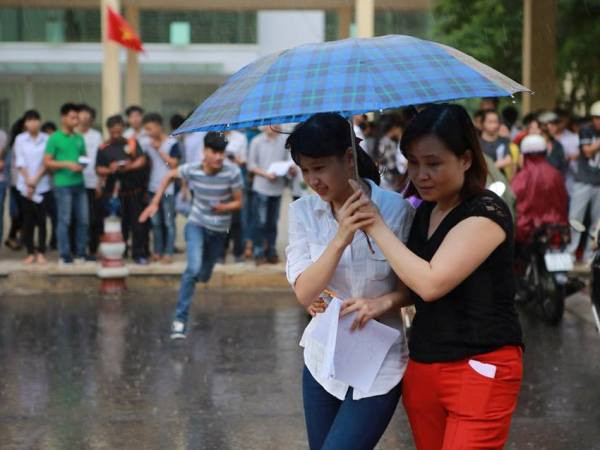 Thi sinh nhăn nhó vì đề thi môn Vật lý khó hơn năm ngoái ảnh 1