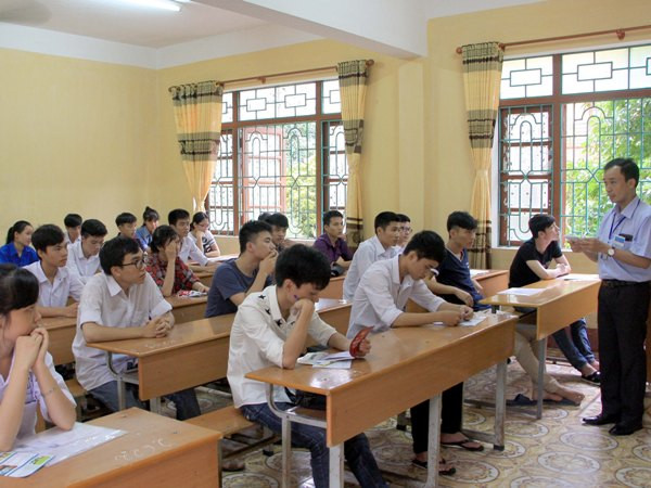 Thí sinh bị… hẫng vì đề thi môn Văn không có tính thời sự ảnh 1