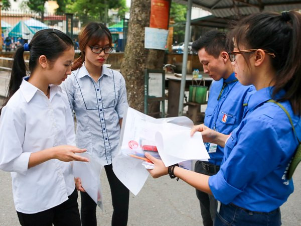 Nghi vấn đề thi môn Ngữ văn trích sai thơ Lưu Quang Vũ ảnh 1