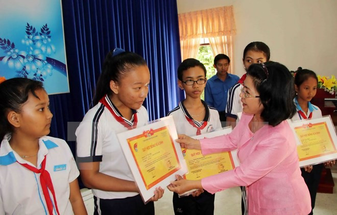 Các em học sinh dân tộc vượt khó học giỏi nhận học bổng Vừ A Dính năm 2015. (Ảnh: Thanh Liêm/TTXVN) Hơn 10 cá nhân và tập thể ngành giáo dục nhận Giải thưởng Vừ A Dính ảnh 1