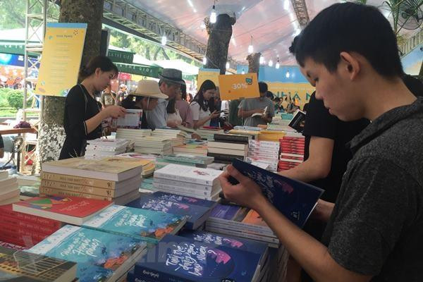 Nhiều đại biểu cho rằng, ở Việt Nam, văn hóa đọc chưa được quan tâm phát triển đúng mức. (Ảnh chỉ mang tính minh họa: PV/Vietnam+) Phát triển văn hóa đọc: Không chỉ dựa vào Ngày Sách Việt Nam ảnh 1