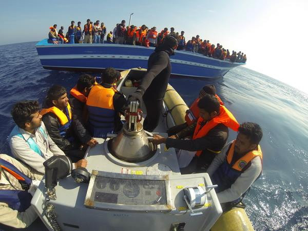 Thuyền chở người nhập cư trái phép được hải quân Italy phát hiện ở ngoài khơi bờ biển Sicily ngày 10/4. (Nguồn: AFP/TTXVN) Tàu chở 200 người nhập cư bị chìm ở ngoài khơi Italy ảnh 1