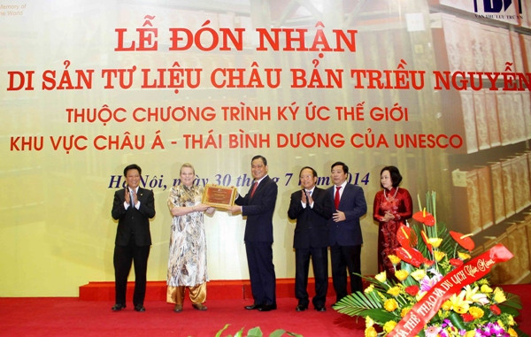 Đón bằng công nhận Di sản tư liệu Châu bản triều Nguyễn ảnh 1
