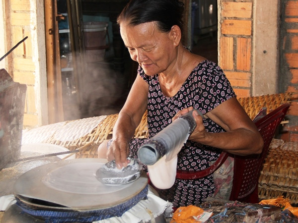 Nghề làm bánh tráng phơi sương Trảng Bàng trở thành di sản quốc gia ảnh 1