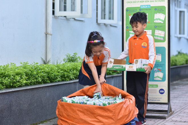 Học sinh Hà Nội hào hứng với phong trào thu gom vỏ hộp giấy ảnh 2