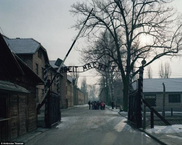 Trại tập trung Auschwitz-Birkenau. (Ảnh chỉ mang tính chất minh họa: Daily Mail) ‘Cây vĩ cầm Ave Maria’ và số phận đứa trẻ ở trại tập trung Auschwitz ảnh 1