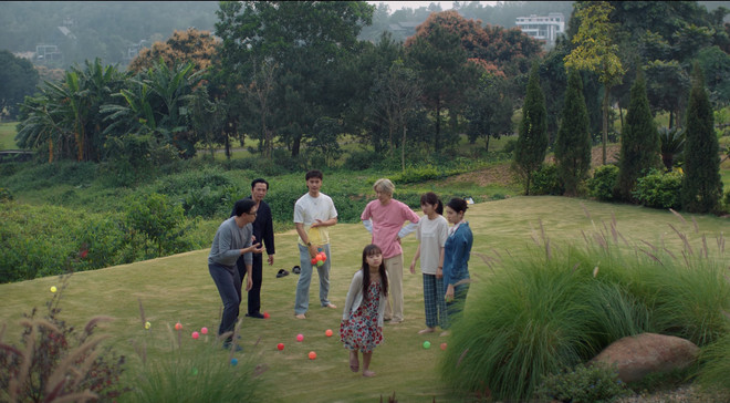 'Nhà mình lạ lắm': Thêm một phim hài về gia đình bất ổn cho Hè năm nay ảnh 2