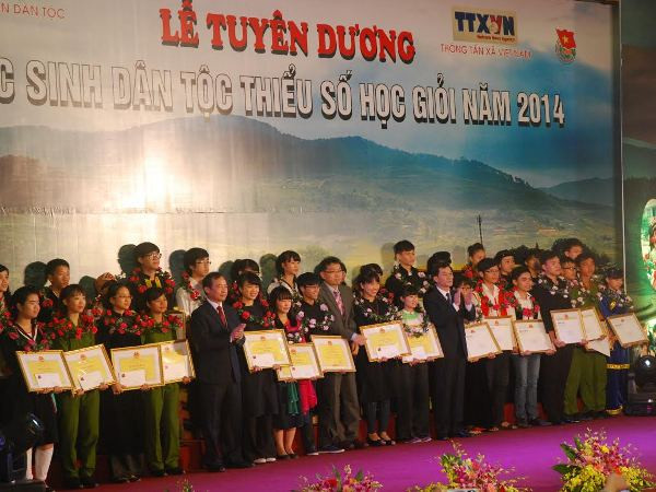 Vinh danh những học sinh dân tộc thiểu số xuất sắc năm 2014 ảnh 1