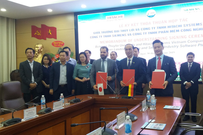 Các bên ký kết thỏa thuận hợp tác. (Ảnh: Phạm Mai/Vietnam+) Trường đại học 'bắt tay' doanh nghiệp đào tạo nhân lực 4.0 ảnh 1