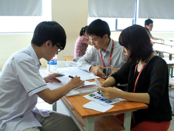 Sáng nay, trên 600 nghìn thí sinh làm thủ tục thi đại học đợt 1 ảnh 1