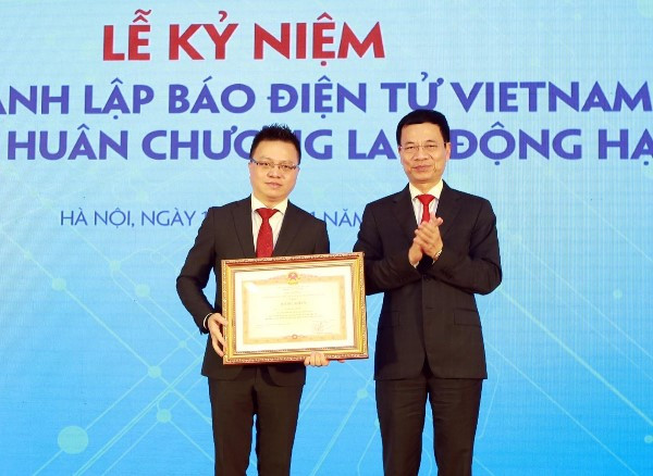 Ông Nguyễn Mạnh Hùng - Bộ trưởng Bộ Thông tin và Truyền thông (bên phải) trao bằng khen của Thủ tướng Chính phủ cho ông Lê Quốc Minh - Phó Tổng Giám đốc Thông tấn xã Việt Nam, Tổng Biên tập đầu tiên của Báo Điện tử VietnamPlus. (Ảnh: TTXVN) VietnamPlus đón Huân chương Lao động hạng Nhì, ra mắt sản phẩm chatbot ảnh 6