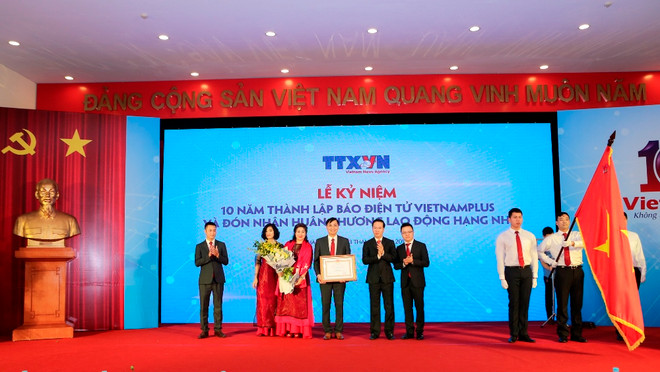 Nhân dịp kỷ niệm 10 năm thành lập, Báo Điện tử VietnamPlus vinh dự đón nhận Huân chương Lao động Hạng Nhì. (Ảnh: Minh Sơn/TTXVN) VietnamPlus đón Huân chương Lao động hạng Nhì, ra mắt sản phẩm chatbot ảnh 1