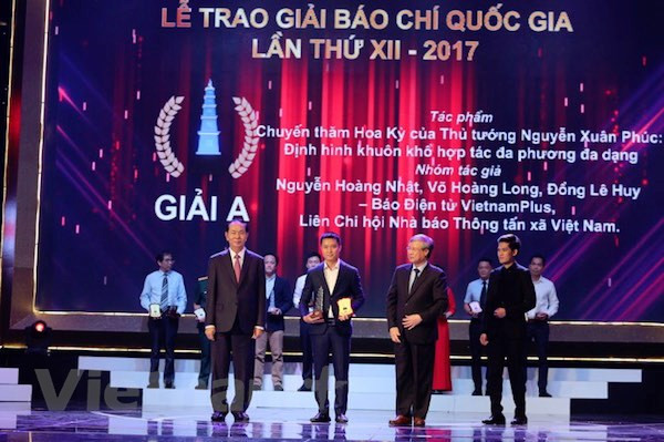 Nhà báo Nguyễn Hoàng Nhật đại diện nhóm tác giả thuộc báo điện tử VietnamPlus nhận giải A Giải Báo chí quốc gia lần thứ 12 - năm 2017. (Ảnh: Minh Sơn/Vietnam+) VietnamPlus đón Huân chương Lao động hạng Nhì, ra mắt sản phẩm chatbot ảnh 2