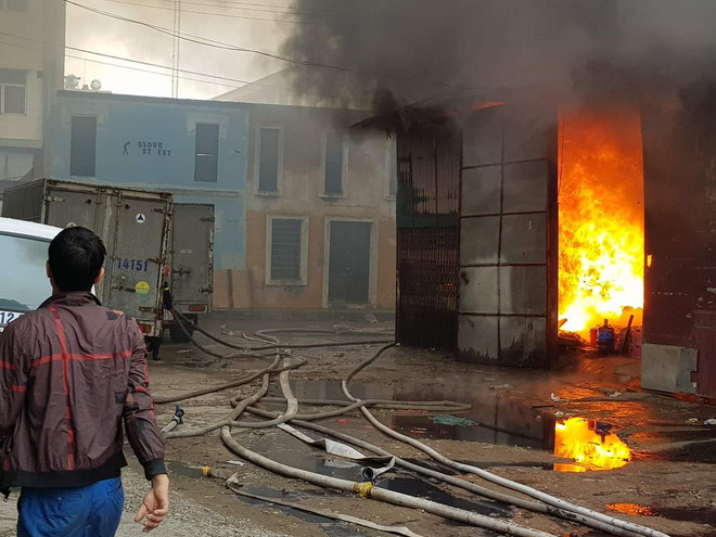 [Photo] Hình ảnh Cháy lớn khu kho xưởng cạnh bến xe nước Ngầm ảnh 5