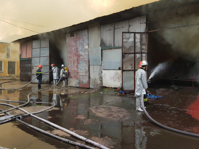 Đã khống chế thành công đám cháy kho xưởng gần bến xe Nước Ngầm ảnh 1