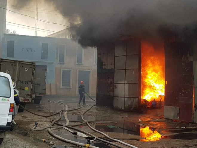 [Photo] Hình ảnh Cháy lớn khu kho xưởng cạnh bến xe nước Ngầm ảnh 2