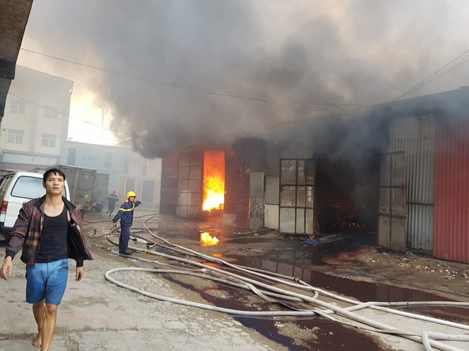 [Photo] Hình ảnh Cháy lớn khu kho xưởng cạnh bến xe nước Ngầm ảnh 3