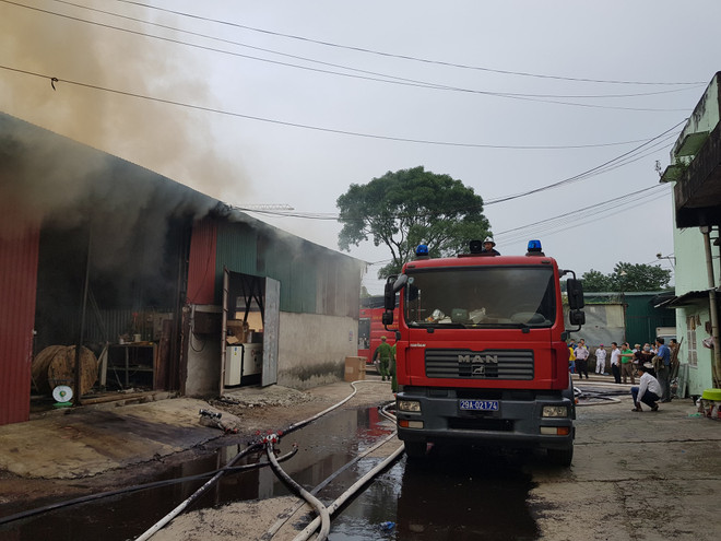 Đã khống chế thành công đám cháy kho xưởng gần bến xe Nước Ngầm ảnh 4