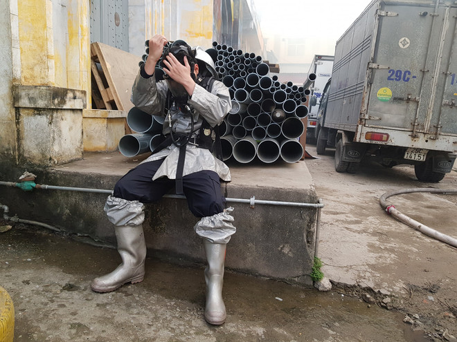 Đã khống chế thành công đám cháy kho xưởng gần bến xe Nước Ngầm ảnh 3