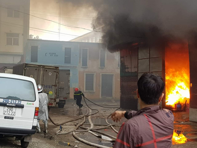 [Photo] Hình ảnh Cháy lớn khu kho xưởng cạnh bến xe nước Ngầm ảnh 4