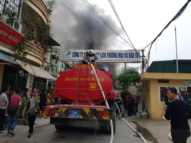 [Photo] Hình ảnh Cháy lớn khu kho xưởng cạnh bến xe nước Ngầm ảnh 8