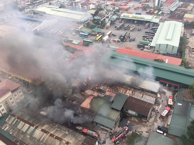 [Photo] Hình ảnh Cháy lớn khu kho xưởng cạnh bến xe nước Ngầm ảnh 1