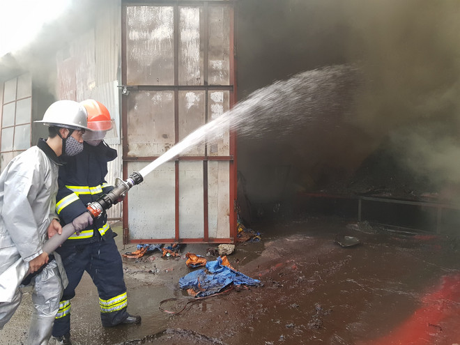 Đã khống chế thành công đám cháy kho xưởng gần bến xe Nước Ngầm ảnh 7