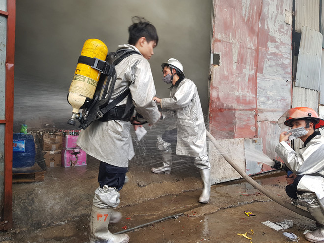 Đã khống chế thành công đám cháy kho xưởng gần bến xe Nước Ngầm ảnh 6