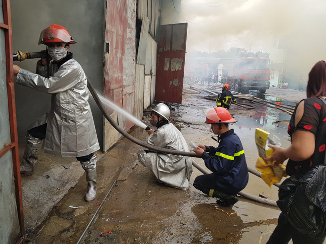 Đã khống chế thành công đám cháy kho xưởng gần bến xe Nước Ngầm ảnh 5