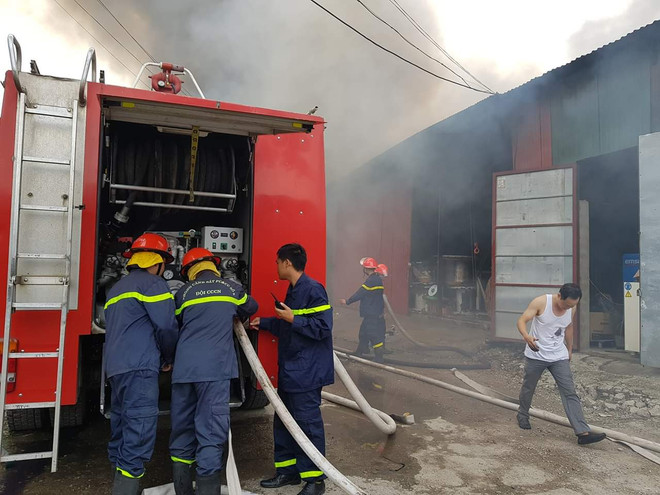 [Photo] Hình ảnh Cháy lớn khu kho xưởng cạnh bến xe nước Ngầm ảnh 7