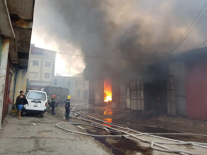 [Photo] Hình ảnh Cháy lớn khu kho xưởng cạnh bến xe nước Ngầm ảnh 6